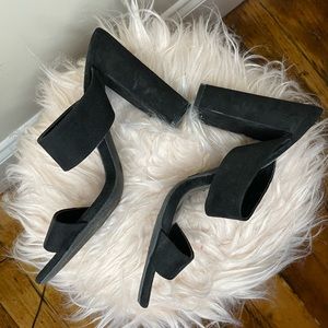 Lulu’s Black Stappy Sandals size 7